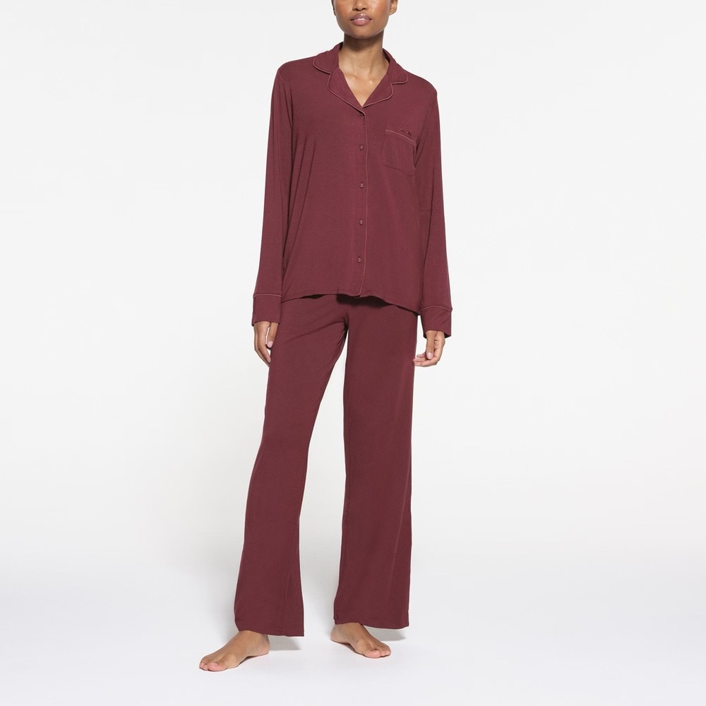 SKIMS SLEEP LONG SLEEVE BUTTON UP SET IN OXBLOOD